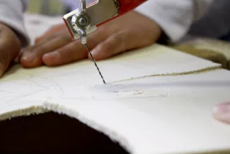 Eine Holzplatte wird durchgesägt