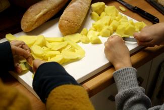 Kartoffeln werden geschnitten