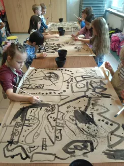 Schülerinnen und Schüler im Klasse:Kunst-Unterricht