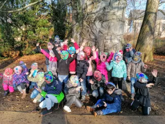 Kinder mit selbst gebastelten Masken draußen