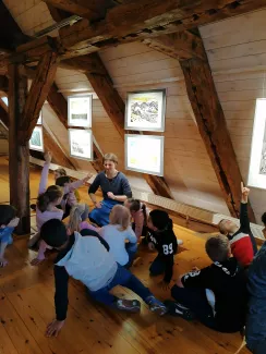 Schülerinnen und Schüler im Klasse:Kunst-Unterricht