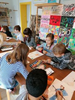Schülerinnen und Schüler im Klasse:Kunst-Unterricht