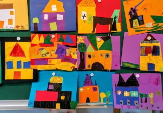 Verschiedene Kunstwerke, die Häuser zeigen