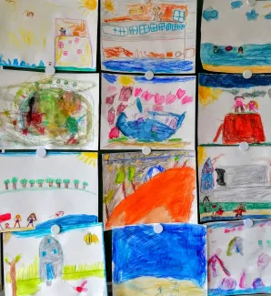 Zusammenstellung verschiedener Kunstwerke auf Papier