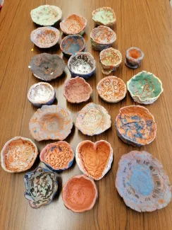 Zusammenstellung verschiedener Keramikschalen