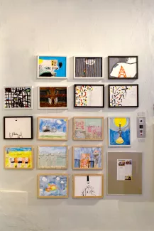 Kunstwerke in einer Ausstellung