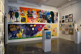 Kunstwerke in einer Ausstellung