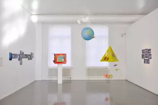 Kunstwerke in einer Ausstellung