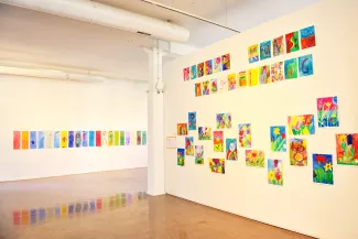 Kunstwerke in einer Ausstellung