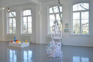 Kunstwerke in einer Ausstellung