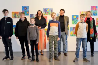 Ministerin Manja Schüle in der Klasse:Kunst-Ausstellung