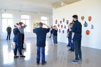Theatergruppe in der Klasse:Kunst-Ausstellung