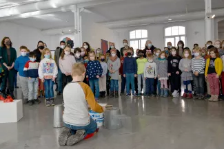 Kinder in der Klasse:Kunst-Ausstellung