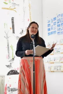 Ministerin Manja Schüle in der Klasse:Kunst-Ausstellung