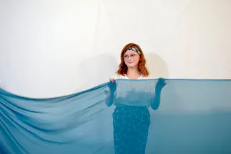 Mächen hinter blauem Tuch