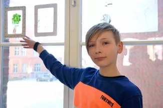 Junge in einer Kunstausstellung