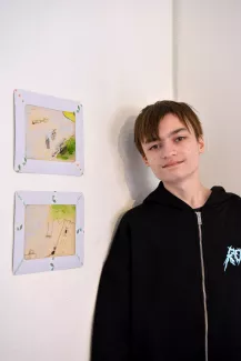 Junge in einer Kunstausstellung