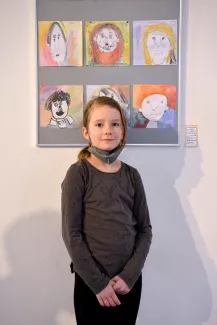 Mädchen in einer Kunstausstellung