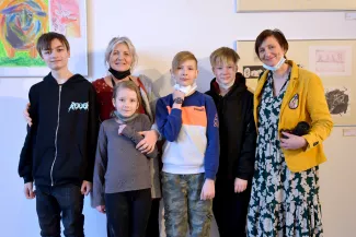 Kinder und Lehrerinnen in einer Kunstausstellung