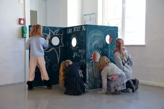 Kinder in einer Kunstausstellung