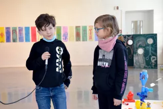 Zwei Kinder mit Mikrofon