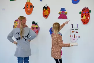 Zwei Mädchen vor Kunstwerken