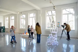 Interview in einer Kunstausstellung