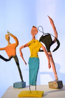 Kunstwerke in einer Ausstellung