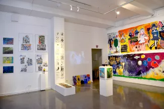 Kunstwerke in einer Ausstellung