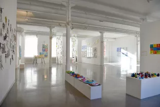 Kunstwerke in einer Ausstellung