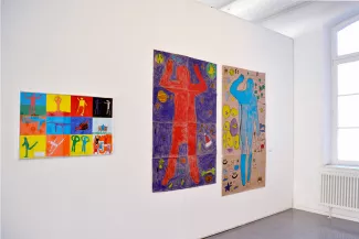 Kunstwerke in einer Ausstellung