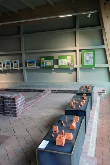 Innenansicht einer Kunstausstellung im Museum