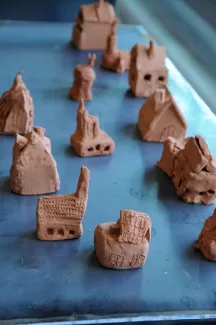 Kleine Häuser aus Ton