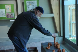 Mann in einer Kunstausstellung