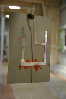 Hebräischer Buchstabe in einer Kunstausstellung